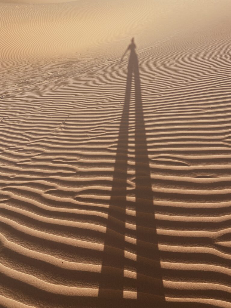 ombra di donna nel deserto del Merzouga