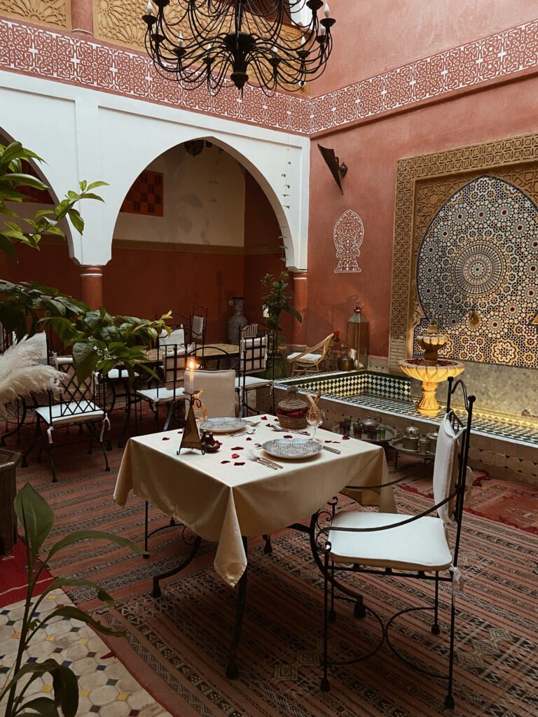 tavolo per due, preparato per una cena a lume di candela, nel Riad Losra di Marrakech