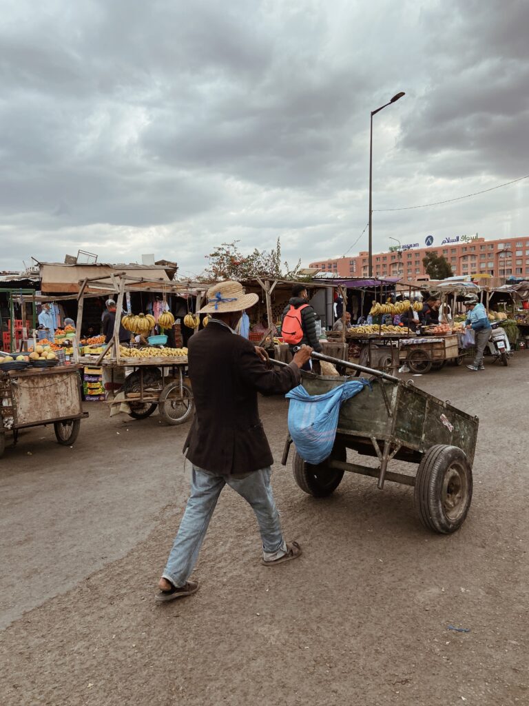 uomo che trasporta alimenti nel mercato di Marrakech