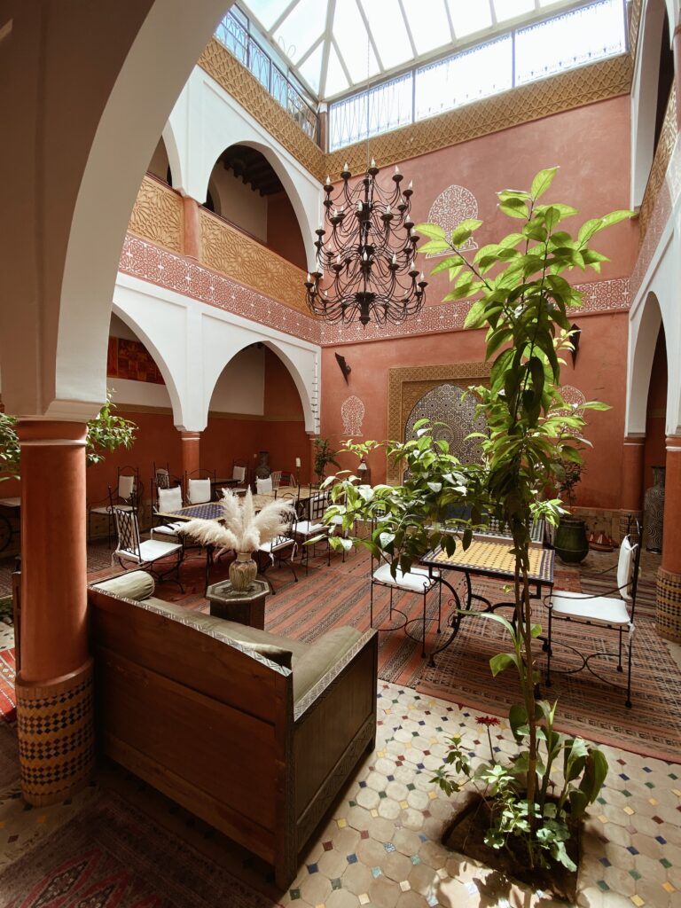 cortile interno del Riad Losra, situato nella medina di Marrakech