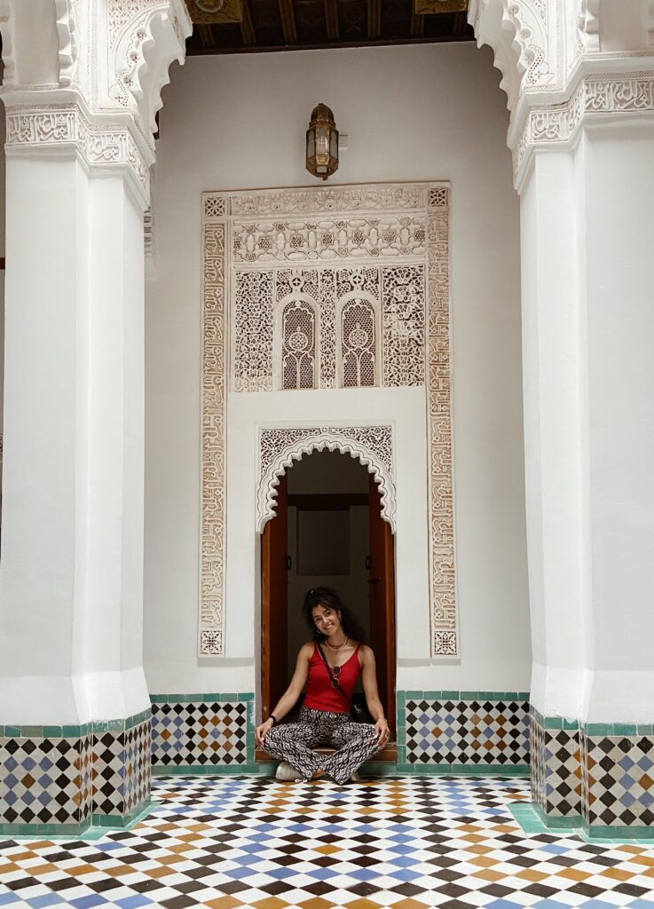 ragazza mora in seduta sul pavimento a mosaico di una scuola della città di Fes